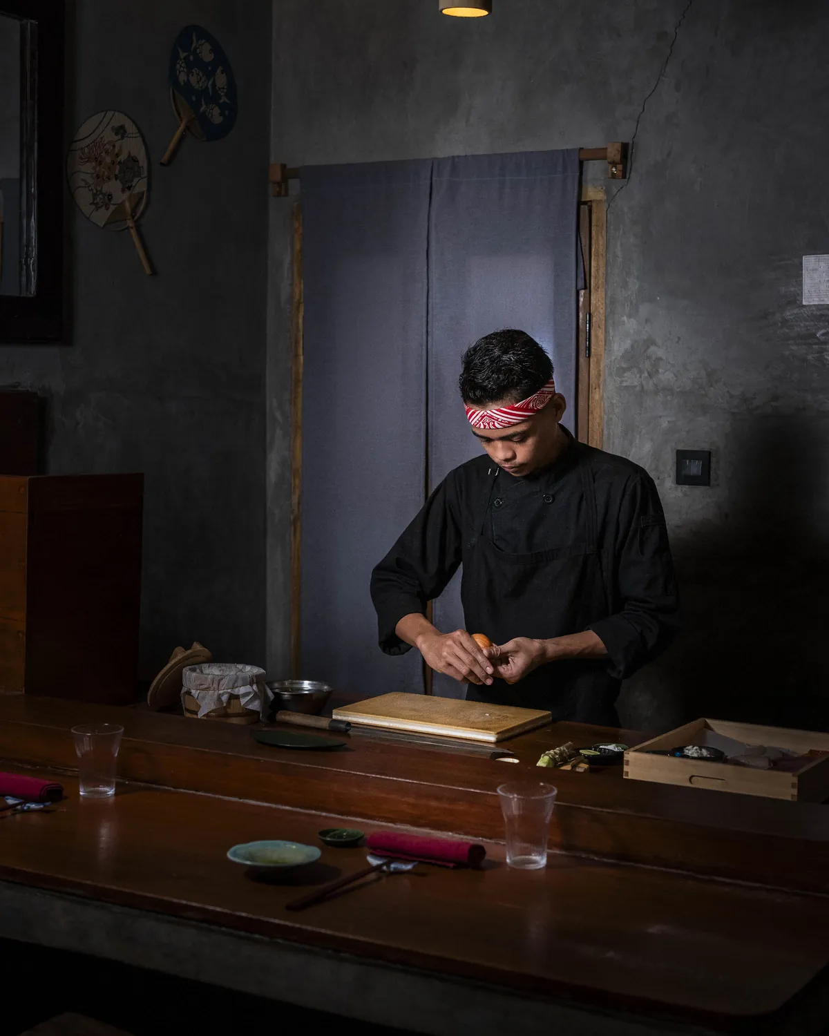 Preparing a course at the counter